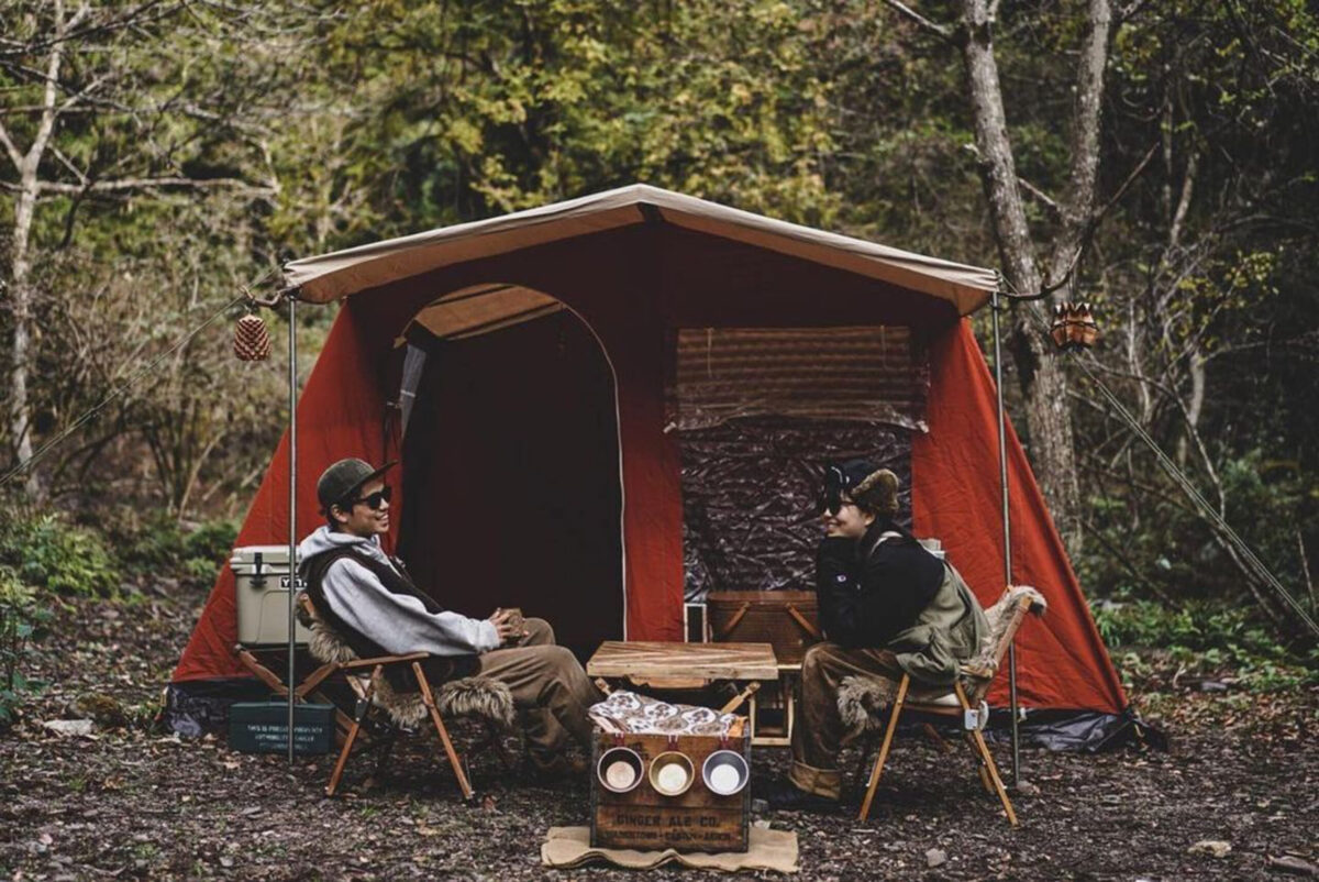 ロースタイルのキャンプチェアとキャンプテーブル